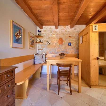 Margaret * Vrbnik (Primorje-Gorski Kotar)