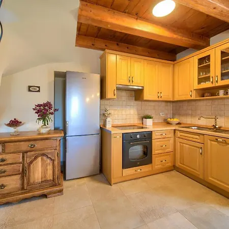 Margaret * Vrbnik (Primorje-Gorski Kotar)